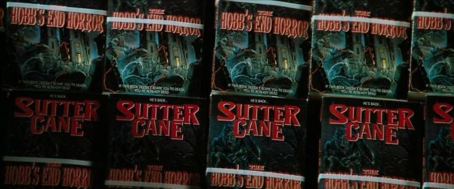 존 카펜터 감독의 영화 <매드니스>에서 실종된 공포소설 작가 서터 케인의 작품은 공포스러울 정도의 열광적 인기를 끌고 있다. IMBD 갈무리