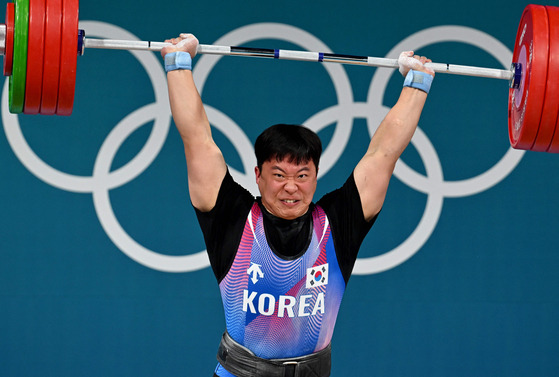 Korea's Jang Yeon-hak competes in the men's -102-kilogram weightlifting contest at the Paris Olympics at the South Paris Arena in Paris on Saturday. [AFP/YONHAP]