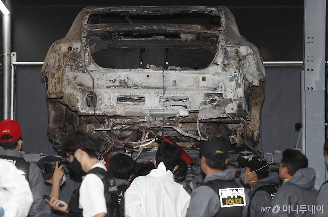 지난 8일 오전 인천 서구 당하동 자동차 공업소에서 아파트 지하주차장에서 화재가 발생한 벤츠 전기차에 대한 2차 합동감식이 실시되는 모습. /사진=뉴시스