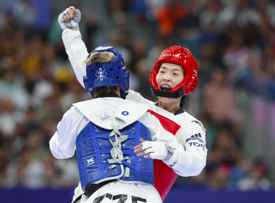 이다빈이 10일밤 (한국시간) 프랑스 파리 그랑팔레에페메르 경기장에서 열린 2024 파리올림픽 태권도 여자 67kg급 16강전에서 득점한 뒤 환호하고 있다.