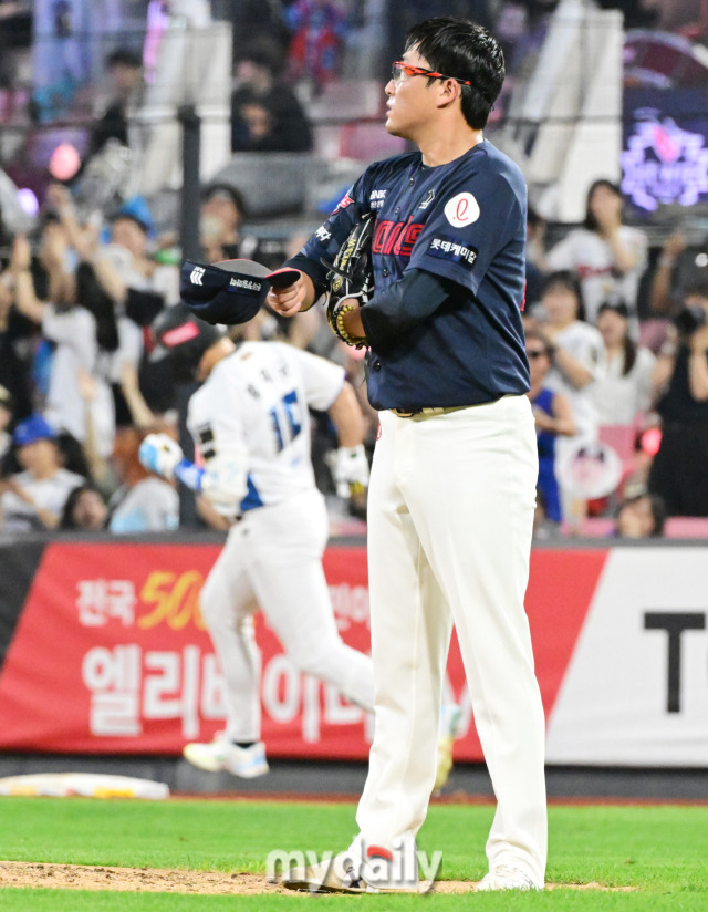 2024년 8월 9일 오후 경기도 수원 KT위즈파크에서 진행된 ‘2024 신한 SOL Bank KBO리그’ 롯데-KT의 경기. 롯데 선발 박세웅이 4회말 1사 1,2루에서 황재균에게 3점 홈런을 허용한 뒤 아쉬워 하고 있다./수원 = 곽경훈 기자 kphoto@mydaily.co.kr