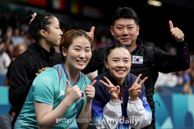 한국 여자 탁구 대표팀 전지희 신유빈 이은혜가 독일을 3-0으로 꺾고 동메달을 차지했다./게티이미지코리아