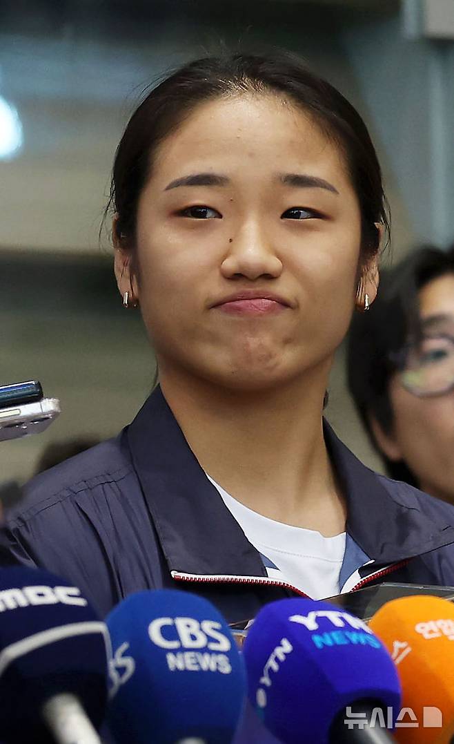 [인천공항=뉴시스] 홍효식 기자 = 2024 파리 올림픽 배드민턴 여자 단식에서 금메달을 획득한 안세영 선수가 7일 오후 인천국제공항 제2여객터미널을 통해 귀국한 뒤 취재진 질문을 듣고 있다. 2024.08.07. yesphoto@newsis.com