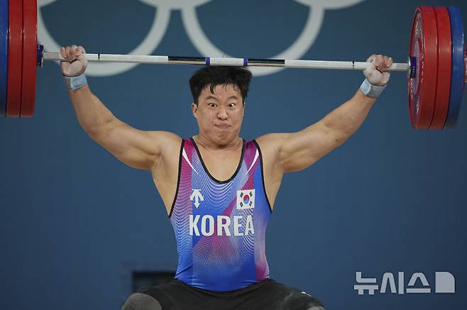 [파리=AP/뉴시스] 장연학이 10일(현지시각) 프랑스 파리의 사우스 파리 아레나에서 열린 2024 파리올림픽 역도 남자 102㎏급 인상 경기를 펼치고 있다. 장연학은 인상에서 최종 173㎏을 기록하고 용상 경기를 남겨두고 있다. 2024.08.10.