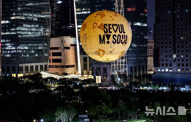 [서울=뉴시스] 김근수 기자 = 서울달 개장식이 열린 10일 서울 영등포구 여의도 상공에 서울달이 높게 떠 있다. 2024.08.10. ks@newsis.com