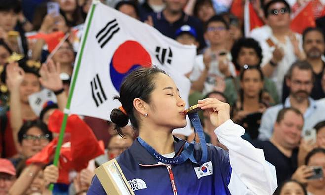 지난 5일(현지시각) 파리 라 샤펠 아레나에서 열린 2024 파리올림픽 배드민턴 여자 단식 결승전에서 금메달을 획득한 안세영이 시상식에서 메달에 키스하고 있다. 올림픽사진공동취재단