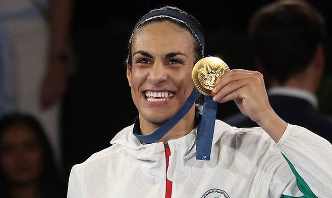 9일(현지시간) 프랑스 파리 롱랑가로스 경기장에서 열린 2024 파리올림픽 복싱 여자 66kg급 결승전에서 성별 논란에 휩싸였던 알제리의 이마네 칼리프가 금메달을 딴 뒤 포즈를 취하고 있다. 연합뉴스