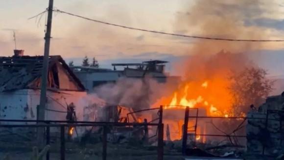 우크라이나군과 러시아군의 교전으로 화재가 발생한 쿠르스크주 수드자 지역의 모습. 로이터 연합뉴스
