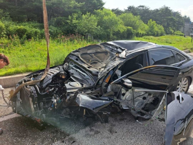 10일 영동고속도로에서 발생한 승용차 전복 사고로 해당 차량이 심하게 구겨져 있다. 강원특별자치도소방본부 제공. 연합뉴스