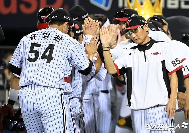 LG 투수 유영찬(54번)은 9일 잠실구장에서 열린 '2024 신한 SOL Bank KBO 리그' NC와 주말 3연전 첫 번째 경기에서 구원 등판했다. 1⅓이닝 무실점 세이브로 팀 승리에 힘을 보탰다. 엑스포츠뉴스 DB