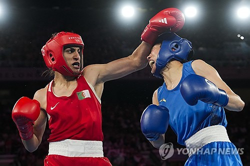 알제리 여자 복서 이마네 칼리프는 10일(한국시간) 2024 파리 하계올림픽 복싱 여자 66kg급 결승에서 양류(중국)를 상대로 5-0(30-27 30-27 30-27 30-27 30-27) 심판 전원일치 판정승을 거뒀다. 칼리프는 대만의 린위팅과 함께 지난해 세계선수권대회에서 남성을 의미하는 XY 염색체를 가졌다는 이유로 실격 당해 파리 올림픽 내내 많은 비난과 협박을 받았지만 금메달을 목에 걸었다. 연합뉴스