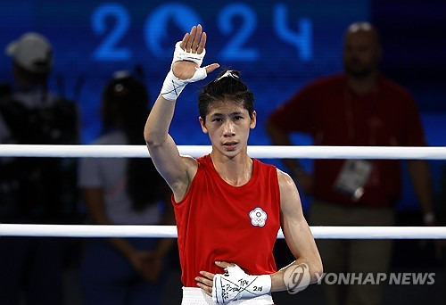 알제리 여자 복서 이마네 칼리프는 10일(한국시간) 2024 파리 하계올림픽 복싱 여자 66kg급 결승에서 양류(중국)를 상대로 5-0(30-27 30-27 30-27 30-27 30-27) 심판 전원일치 판정승을 거뒀다. 칼리프는 대만의 린위팅과 함께 지난해 세계선수권대회에서 남성을 의미하는 XY 염색체를 가졌다는 이유로 실격 당해 파리 올림픽 내내 많은 비난과 협박을 받았지만 금메달을 목에 걸었다. 연합뉴스