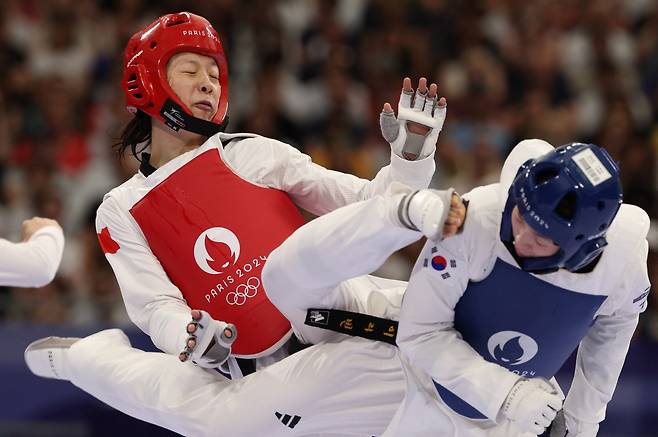 한국 여자 태권도 간판 이다빈이 10일 프랑스 파리 그랑팔레에서 열린 파리 올림픽 태권도 여자 67㎏ 초과급 8강에서 중국의 저우쩌치를 라운드 점수 2-1로 제압했다. 이다빈은 3년 전 도쿄 올림픽에서 이 체급 은메달을 땄다. 그는 아시안게임, 아시아선수권, 세계선수권에서 금메달을 거머쥐었다. 이제 올림픽 금메달만 추가하면 그랜드슬램을 이루게 되는데 중요한 고비인 저우쩌치와의 승부를 넘었다. 이다빈은 결승 티켓을 놓고 우즈베키스탄의 스베틀라나 오시포바와 격돌한다. 연합뉴스