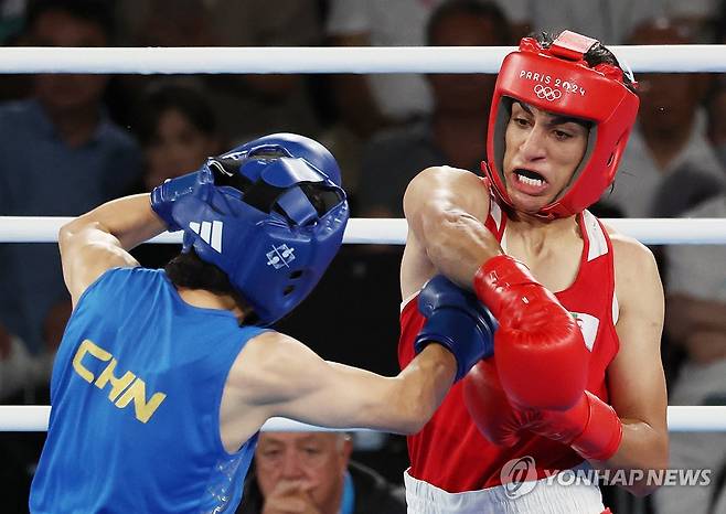이마네 칼리프 결승전 (파리=연합뉴스) 신준희 기자 = 9일(현지시간) 프랑스 파리 롱랑가로스 경기장에서 열린 2024 파리올림픽 복싱 여자 66kg급 결승전에서 성별 논란에 휩싸였던 알제리의 이마네 칼리프(붉은색)가 중국의 양류를 상대로 경기를 펼치고 있다. 2024.8.10 hama@yna.co.kr