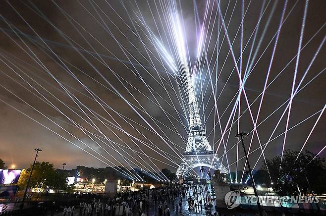 2024 파리 올림픽 개회 축하하는 성대한 레이저쇼 (파리=연합뉴스) 김도훈 기자 = 2024 파리올림픽 개회식이 열린 26일 오후(현지시간) 프랑스 파리 에펠탑에서 레이저쇼가 펼쳐지고 있다. 2024.7.27 superdoo82@yna.co.kr