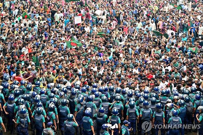 방글라데시 시위대와 이를 막는 경찰 지난달 10일 방글라데시 수도 다카에서 독립 유공자 자녀 공직 할당제에 반대하는 학생들과 이를 막으려는 경찰이 충돌하고 있다.
[AFP 연합뉴스 자료사진. 재판매 및 DB 금지]