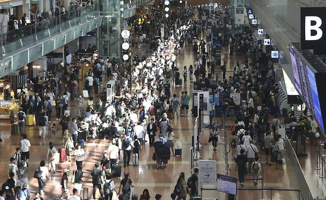 귀성객과 여행객이 몰린 하네다공항    (도쿄 교도=연합뉴스) 전통 명절 '오봉'을 앞둔 귀성객과 휴가철 여행객들이 몰린 10일 하네다 공항의 붐비는 모습. 2024.8.10. evan@yna.co.kr