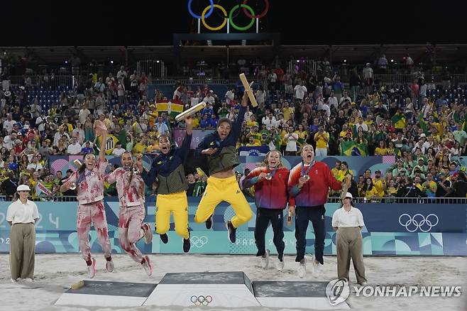 2024 파리 올림픽 비치발리볼 여자부 메달리스트 [AP=연합뉴스 자료사진]