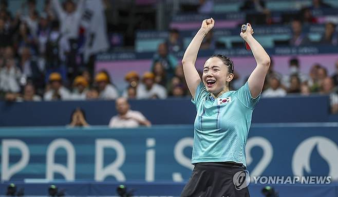 드디어 동메달, 환호하는 전지희 (파리=연합뉴스) 임화영 기자 = 10일(현지시간) 프랑스 파리 사우스 파리 아레나에서 열린 2024 파리올림픽 여자 단체전 동메달 결정전에서 독일과 3번째 게임에서 승리한 전지희가 환호하고 있다.  2024.8.10 hwayoung7@yna.co.kr