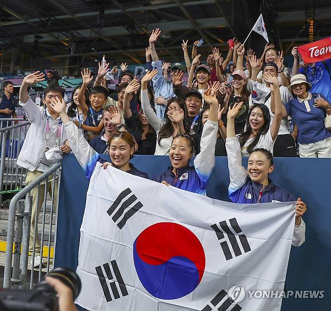 동메달 획득한 여자 탁구팀 태극기 들고 응원단과 함께 (파리=연합뉴스) 임화영 기자 = 10일(현지시간) 프랑스 파리 사우스 파리 아레나에서 열린 2024 파리올림픽 여자 단체전 동메달 결정전에서 독일을 꺾고 승리한 한국의 (왼쪽부터) 이은혜, 신유빈, 전지희가 경기를 마친 뒤 태극기를 들고 유승민 대한탁구협회장을 비롯한 응원단과 함께 서로 기쁨을 나누고 있다.  2024.8.10 hwayoung7@yna.co.kr