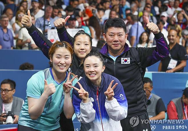 한국 여자탁구, 16년만에 단체전 동메달 (파리=연합뉴스) 임화영 기자 = 10일(현지시간) 프랑스 파리 사우스 파리 아레나에서 열린 2024 파리올림픽 여자 단체전 동메달 결정전에서 독일을 꺾고 승리한 한국의 (윗줄 왼쪽부터 시계방향으로) 신유빈, 오광헌 감독, 전지희, 이은혜가 경기를 마친 뒤 기쁨을 나누고 있다.  2024.8.10 hwayoung7@yna.co.kr