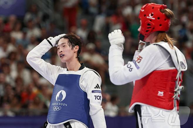 이다빈(왼쪽)이 11일 오전(한국시간) 프랑스 파리의 그랑팔레에서 열린 2024 파리 올림픽 태권도 여자 67㎏ 이상급 4강전에서 스베틀라나 오시포바에 패한 뒤 아쉬워하고 있다. ⓒ AFP=뉴스1