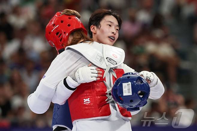 이다빈(왼쪽)이 11일 오전(한국시간) 프랑스 파리의 그랑팔레에서 열린 2024 파리 올림픽 태권도 여자 67㎏ 이상급 4강전에서 스베틀라나 오시포바에 패했다. ⓒ AFP=뉴스1