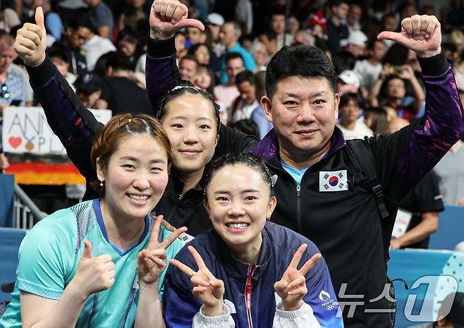 대한민국 탁구 대표팀 전지희, 신유빈, 이은혜, 오광헌 감독이 10일(한국시간) 프랑스 파리 사우스 파리 아레나4에서 열린 '2024 파리올림픽' 탁구 여자 단체 동메달 결정전에서 승리한 후 포즈를 취하고 있다. 2024.8.10/뉴스1 ⓒ News1 이동해 기자