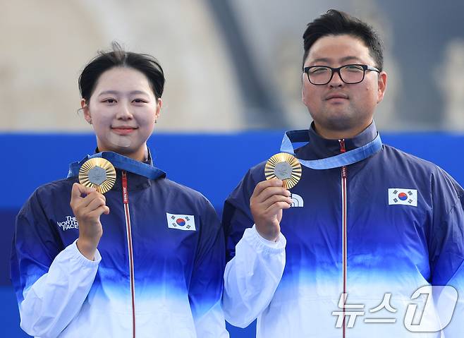 대한민국 양궁 대표팀 김우진, 임시현 선수가 3일(한국시간) 프랑스 파리 앵발리드에서 진행된 파리올림픽 양궁 혼성 단체 시상식에서 금메달을 수여 받은 후 기뻐하고 있다. 2024.8.3/뉴스1 ⓒ News1 박정호 기자