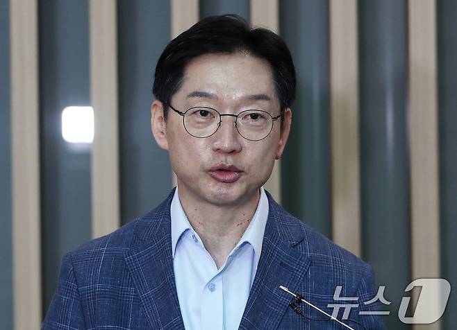 법무부 사면심사위원회가 올해 '광복절 특별사면 및 복권' 대상자 명단에 김경수 전 경남지사와 조윤선 전 청와대 정무수석을 포함한 것으로 알려졌다. 사진은 지난 6월14일 런던으로 출국하며 입장 밝히는 김경수 전 경남지사. (뉴스1 DB)2024.8.9/뉴스1