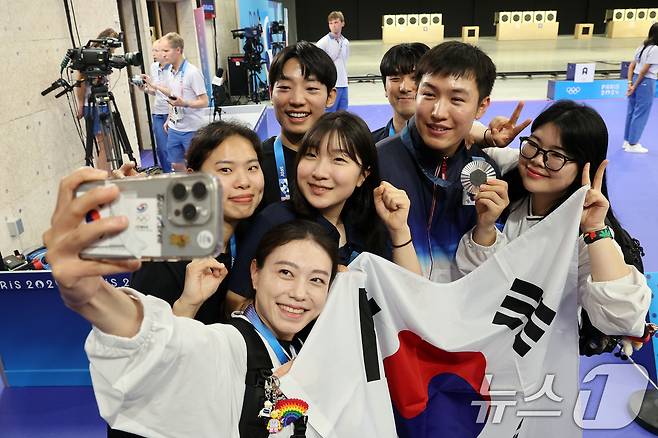 대한민국 사격 대표팀 조영재가 5일(한국시간) 프랑스 샤토루 슈팅 센터에서 열린 2024 파리올림픽 사격 25m 속사권총 시상식을 마친 후 김예지, 반효진, 오예진을 비롯한 선수들과 기념촬영을 하고 있다. 2024.8.5/뉴스1 ⓒ News1 이동해 기자