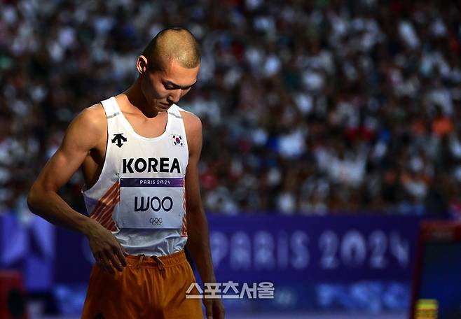 대한민국 육상 높이뛰기 대표 우상혁이 11일(한국 시간) 프랑스 파리 스타드 드 프랑스에서 열린 2024 파리올림픽 육상 남자 높이뛰기 결선에서 2m31을 1차 시기에 실패한 뒤 다음 시기 준비를 하고 있다. 우상혁은 끝내 2m31을 넘지 못하며 최종 7위로 올림픽 메달 도전을 마쳤다. 2024.8. 11. 파리 | 박진업 기자 upandup@sportsseoul.com