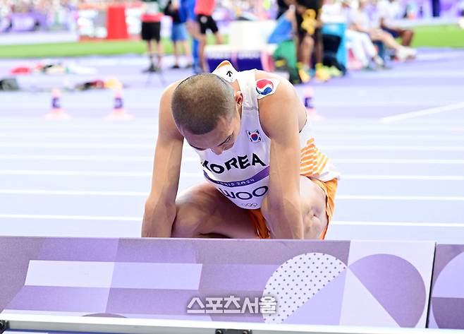 대한민국 육상 높이뛰기 대표 우상혁이 11일(한국 시간) 프랑스 파리 스타드 드 프랑스에서 열린 2024 파리올림픽 육상 남자 높이뛰기 결선에서 2m31을 3차 시기에도 실패한 뒤 아쉬워하고 있다. 2024.8. 11. 파리 | 박진업 기자 upandup@sportsseoul.com