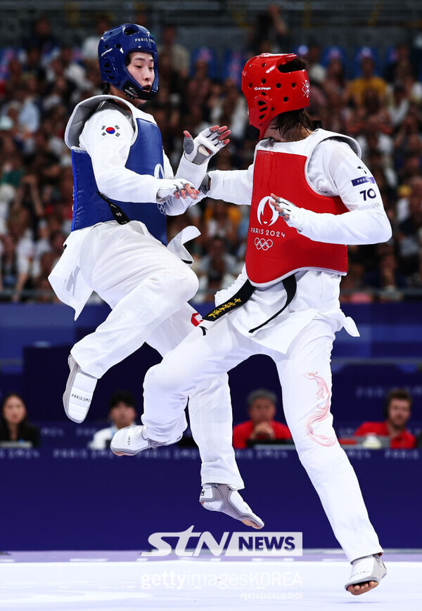 10일 오후(이하 한국시각) 프랑스 파리의 그랑 팔레에서 열린 '2024 파리 올림픽' 태권도 여자 67kg 초과급 8강전에 출전해 중국의 저우저치(세계 10위)를 라운드 점수 2-1(4-2 3-8 7-6)으로 제압한 이다빈. 사진┃파리=게티이미지코리아