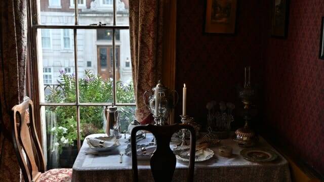 HDR 촬영 예제. 창문 역광으로 상대적으로 어두워지기 쉬운 실내(오른쪽)까지 적절한 밝기를 유지한다. (사진=지디넷코리아)