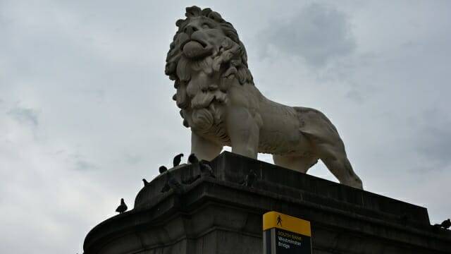 상대적으로 밝은 하늘 대비 어둡게 뭉개지기 쉬운 사자상 아래 좌대까지 적절한 밝기로 표현했다. (사진=지디넷코리아)