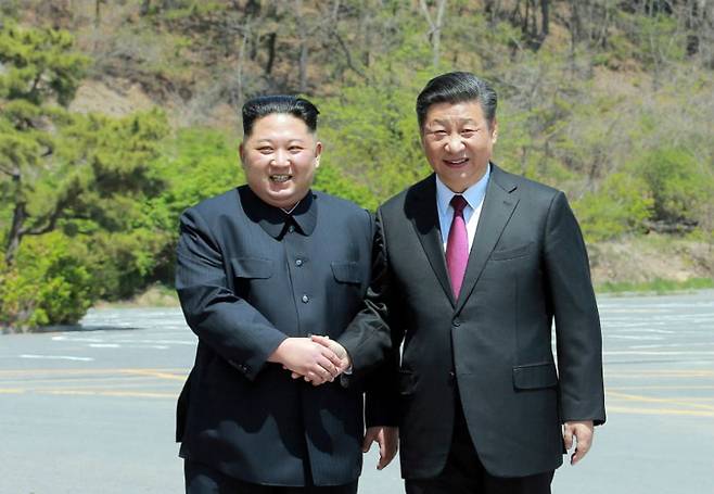 2019년 6월 20일, 베이징에서 열린 김정은과 시진핑의 정상회담. 미국 트럼프 전 대통령과 김정은의 정상회담 계획이 발표된 직후인 2018년 3월부터 2019년 6월까지 시진핑과 김정은은 다섯 차례의 이례적인 정상회담을 개최했다.