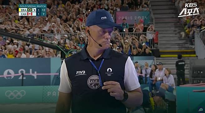 경기장에 '이매진'이 흘러나오자 관중들이 양손을 머리 위로 들고 '떼창'을 하는 모습. /KBS 스포츠 유튜브 채널