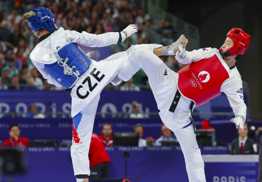 10일(현지시간) 프랑스 파리 그랑팔레 태권도 경기장에서 열린 2024 파리올림픽 태권도 여자 67kg급 16강전에서 한국 이다빈이 체코의 페트라 스톨보바와 경기를 펼치고 있다. 연합뉴스