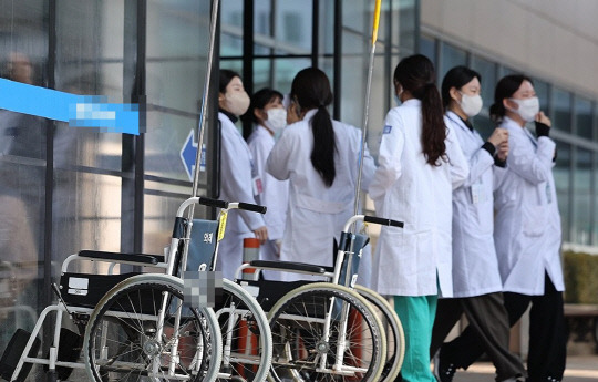 서울의 한 대학병원에서 이동하는 의료진.<연합뉴스>