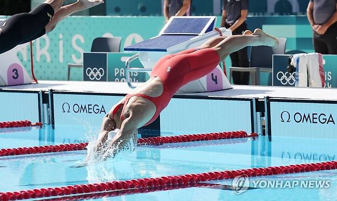 10일(현지시간) 프랑스 베르사유 궁전에서 열린 2024 파리올림픽 근대5종 여자 준결승전 수영 경기에서 한국 성승민이 힘차게 출발하고 있다. / 사진 = 뉴스1