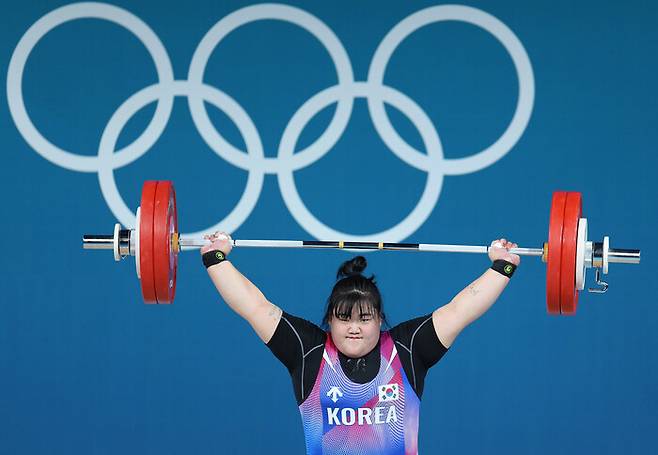 박혜정이 11일(현지시각) 프랑스 파리 아레나 파리 쉬드에서 열린 2024 파리올림픽 역도 여자 81㎏ 이상 인상 경기 3차 시기에 131㎏을 들어 올리고 있다. 파리/올림픽사진공동취재단