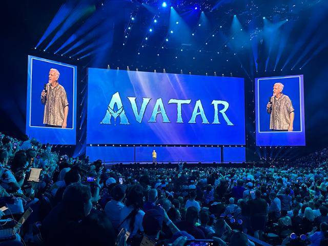 아바타 시리즈를 연출한 제임스 캐머런 감독이 9일 미국 캘리포니아주 애너하임 혼다센터에서 열린 디즈니 D23 첫날 엔터테인먼트 쇼케이스 무대에 올라 인사하고 있다. 애너하임=이서희 특파원