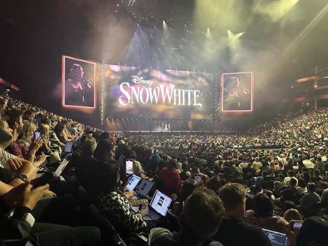 백설공주 실사 영화의 주연을 맡은 배우들이 9일 미국 캘리포니아주 애너하임 혼다센터에서 열린 디즈니 D23 첫날 엔터테인먼트 쇼케이스에서 팬들에게 인사하고 있다. 애너하임=이서희 특파원