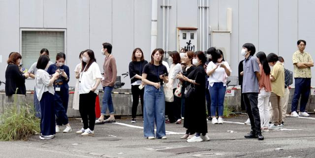 8일 일본 서부 미야자키에서 지진 경보가 발령돼 건물 안에 있던 사람들이 밖으로 대피하고 있다. 이날 오후 미야자키현 앞바다에서 규모 7.1의 지진이 발생해 미야자키현과 고치현에 쓰나미주의보가 내려졌다. AP 뉴시스