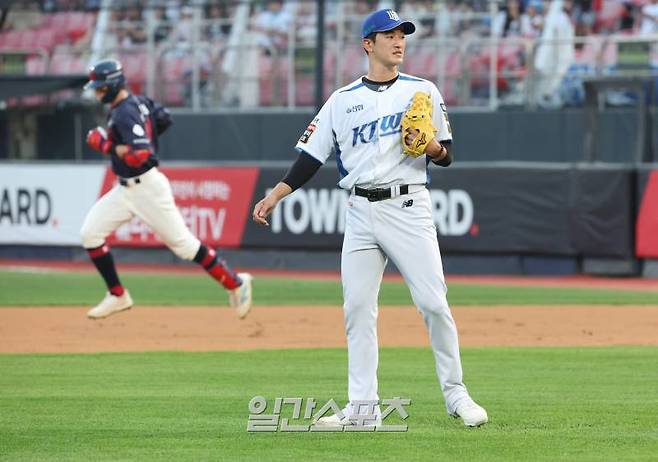 11일 오후 수원 KT위즈파크에서 열린 프로야구 롯데와 KT 경기. KT 선발 고영표가 3회 롯데 윤동희에게 투런포를 허용하고 아쉬워 하고 있다. 수원=정시종 기자 capa@edaily.co.kr /2024.08.11.