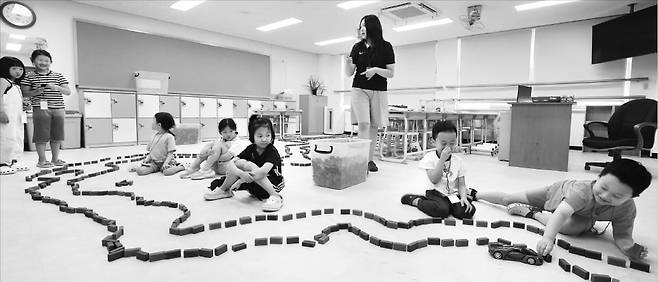 지난 5일 서울 수색초에서 1학년 맞춤형 프로그램에 참여한 학생들이 블록으로 RC카(무선조종 자동차)가 지나갈 수 있는 주행 코스를 만들고 있다. 수색초는 방학 중에도 124명이 늘봄학교에 참여하고 있다.  이솔 기자