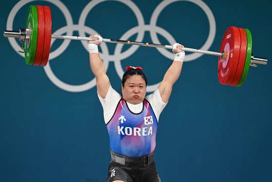 Korea's Kim Su-hyeon competes in the women's -81kg weightlifting event at the Paris Olympics at the South Paris Arena in Paris on Saturday. [AFP/YONHAP]