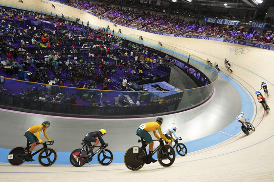 Riders compete during the men's madison event, at Paris Olympics on Saturday in Paris, France. [AP/YONHAP]