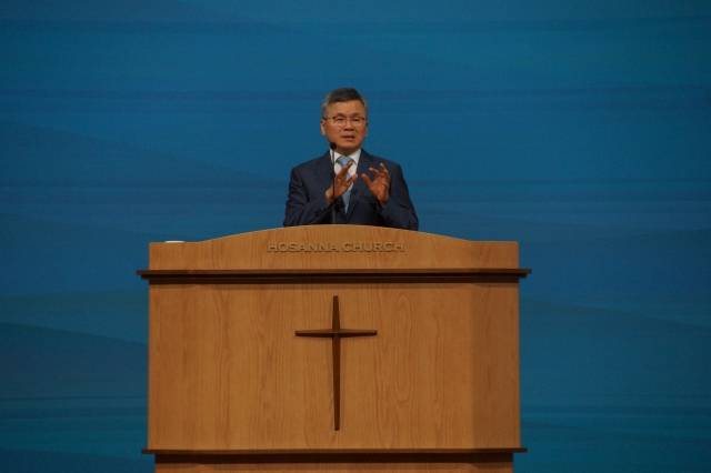 지난 9일부터 시작된 부산 호산나교회 여름방학 특별말씀집회에서 이찬수 분당우리교회 목사가 ‘눈을 들어 주를 보라’란 주제로 3일 동안 강렬한 메시지로 성도들에게 큰 울림을 줬다. 이 목사는 “교회는 상처 입은 사람들의 피난처가 돼야 한다”고 강조했다.